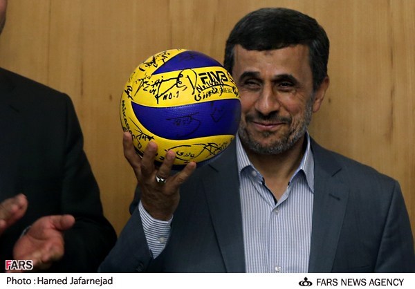 75376 804 عکس: هدیه جالب والیبالیست‌ها به دکتر احمدی‌نژاد 