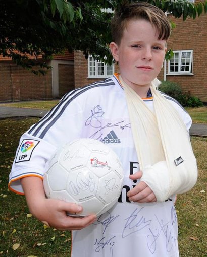 کریستینو رونالدو دست یک نوجوان 11 ساله را شکست با عکس